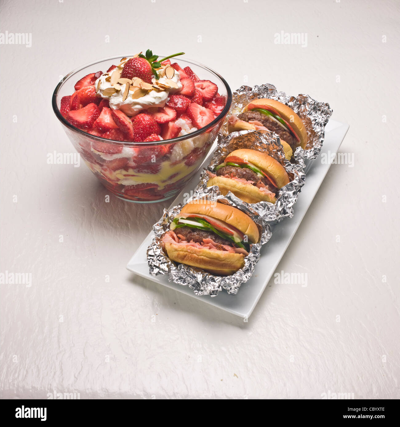 Country farm cucina ricette, bacche e hamburger. Pizza hamburger e fragola inezia dessert. Foto Stock
