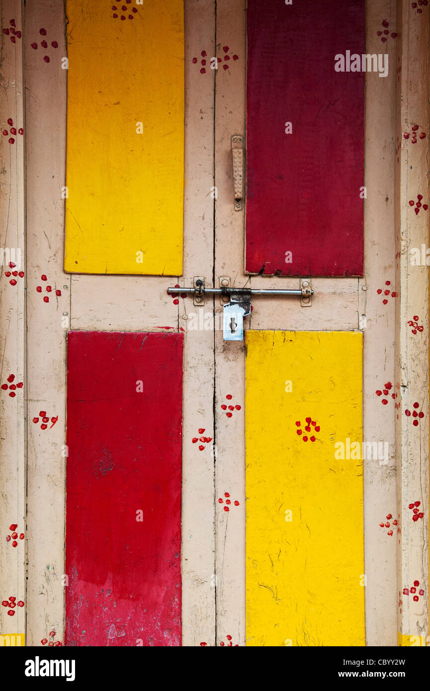 Colorato indiana tradizionale porta anteriore. Andhra Pradesh, India Foto Stock