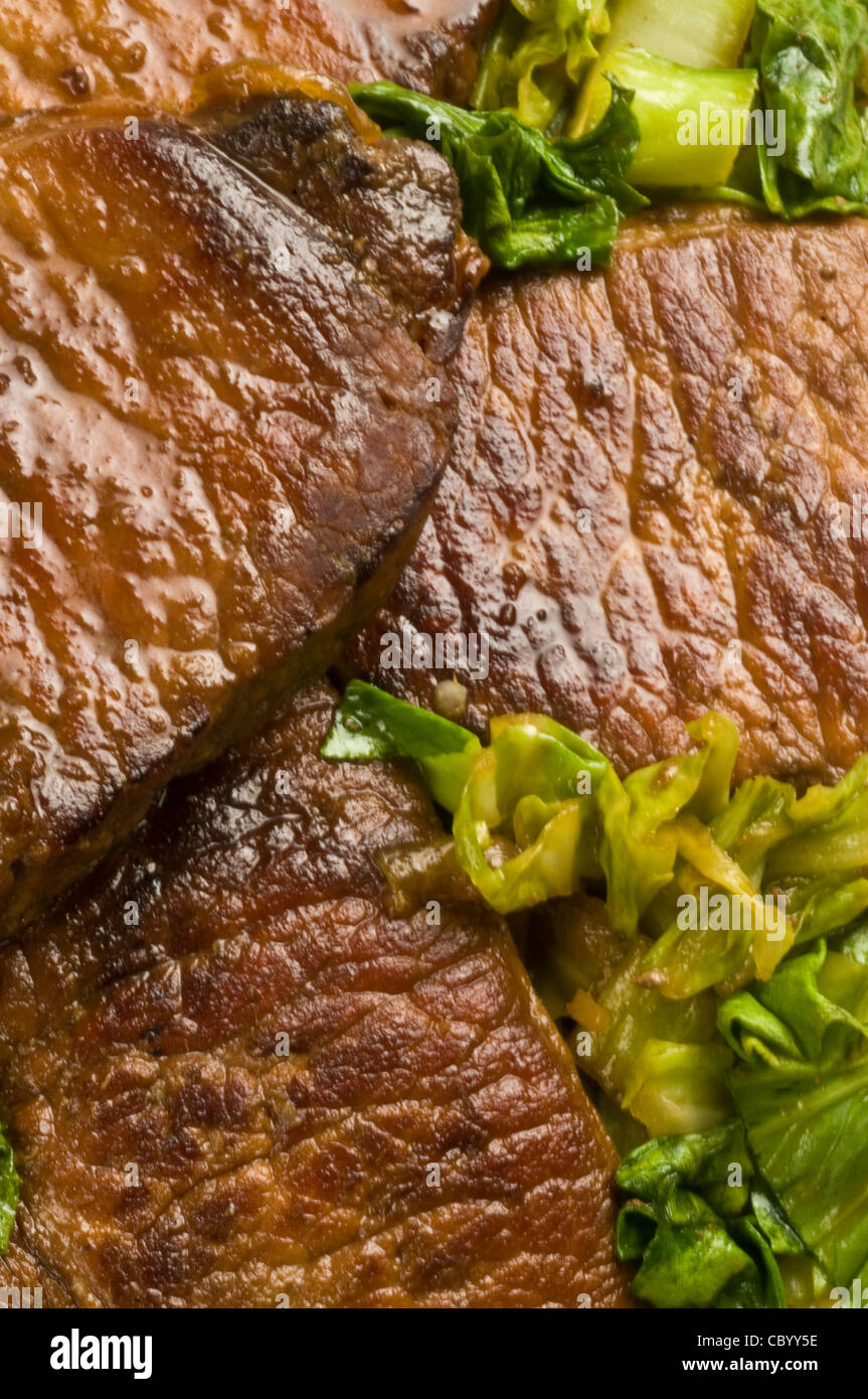 Paese ricetta di cucina, marinato orientali costolette di maiale, w/ ortaggi bianco sul piatto di portata. Foto Stock