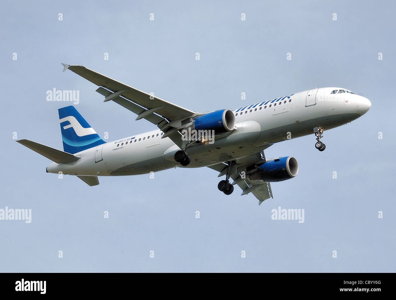 Finnair Airbus A320-200 (OH-LXP) atterra all'Aeroporto Heathrow di Londra, Inghilterra. Foto Stock