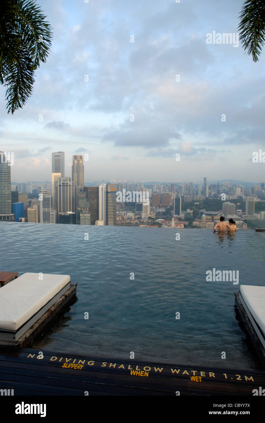 Matura in Sands SkyPark piscina infinity sul 57th piano di Marina Bay Sands Hotel, Marina Bay, Singapore Foto Stock