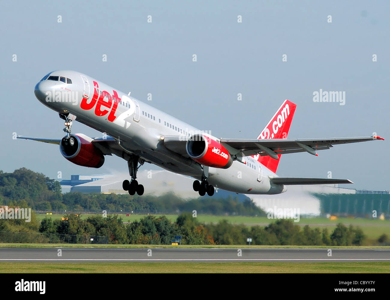 Jet2.Com Boeing 757-200 (G-LSAE) decolla dall'aeroporto di Manchester, Inghilterra. Foto Stock