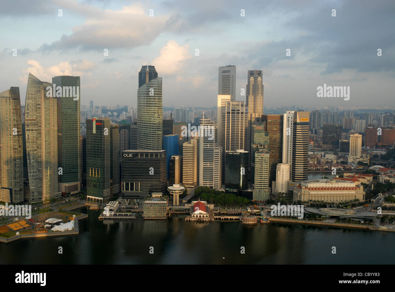 Skyline semi-aereo della città, tra cui Marina Bay e Clifford Pier, dal Marina Bay Sands Hotel, Marina Bay, Singapore Foto Stock