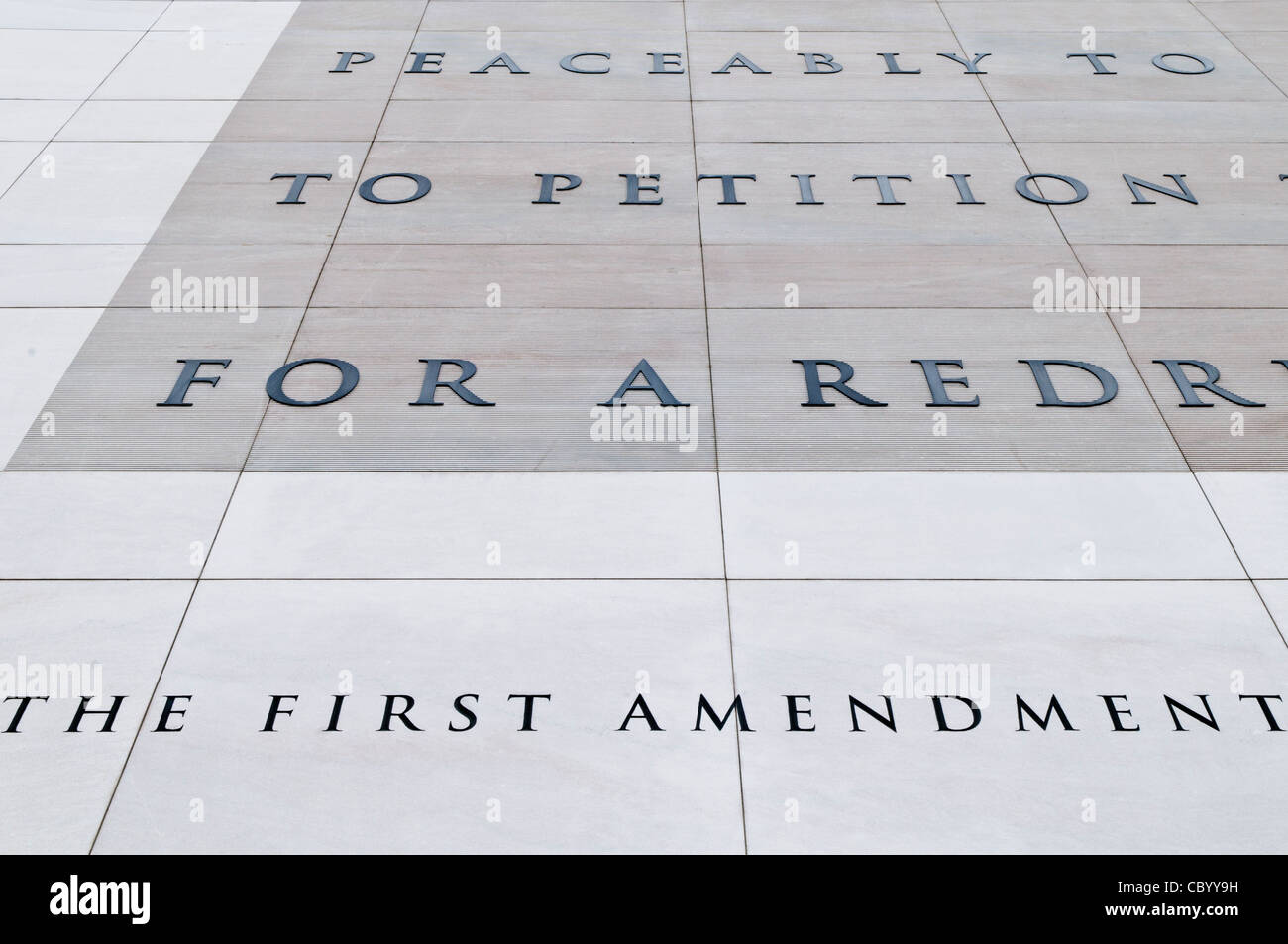 Newseum First Amendment Exterior Washington DC // l'esterno del Newseum a Washington DC presenta un grande estratto scolpito in pietra del primo emendamento alla Costituzione che prevede la libertà di stampa. Il Newseum è un museo di 7 piani, finanziato privatamente, dedicato al giornalismo e alle notizie. Ha aperto nella sua posizione attuale su Pennsylvania Avenue nell'aprile 2008. Foto Stock