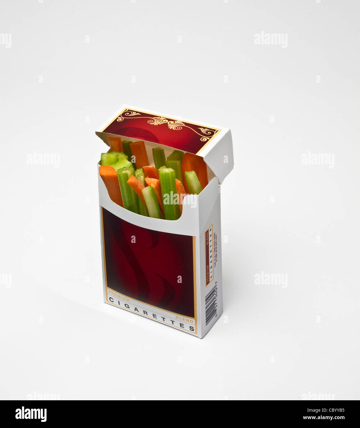 Sostituzione salutare per le sigarette, sedano verde. spazio copia Foto Stock