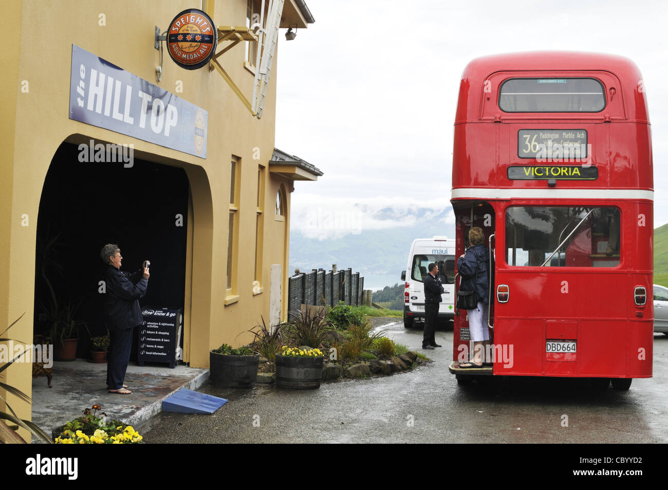 Gita turistica su Un London bus rosso a due piani fermandosi a Hilltop cafe, Penisola di Banks, South Island, in Nuova Zelanda. Foto Stock