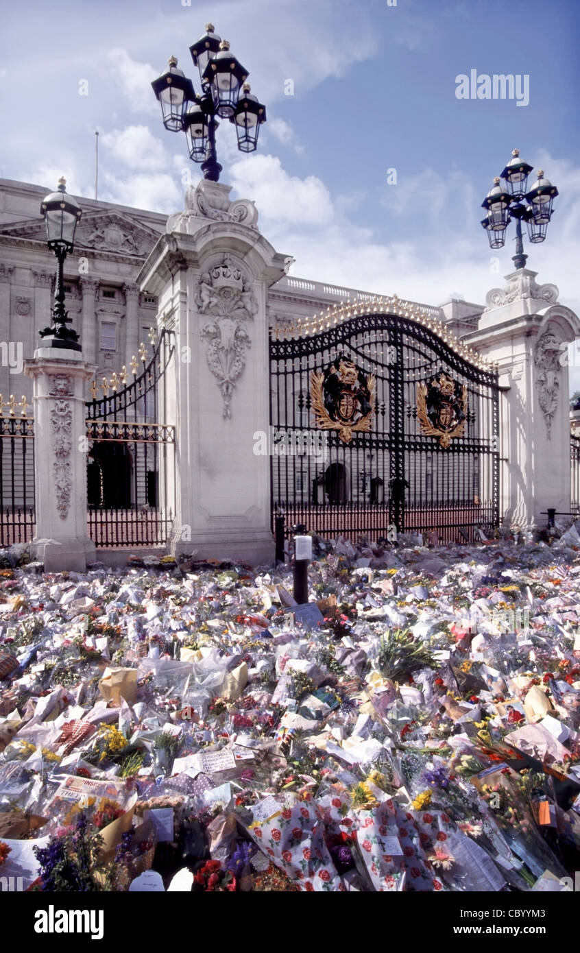 Princess Diana Death Buckingham Palace cancelli d'ingresso e esposizione di bouquet floreale tributi che riempiono il marciapiede e parte della strada Londra Inghilterra Regno Unito Foto Stock