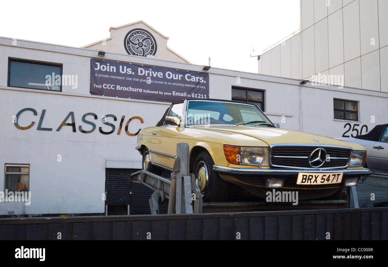 Mercedes 450 SL (W107) sul display esterno il Classic Car Club, Old Street,  Londra, Regno Unito Foto stock - Alamy