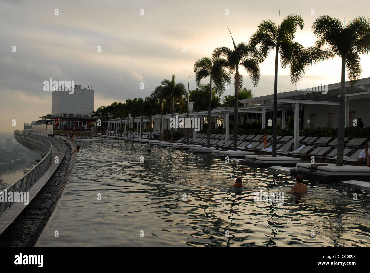 Sands SkyPark piscina infinity sul 57th piano di Marina Bay Sands Hotel, Marina Bay, Singapore Foto Stock