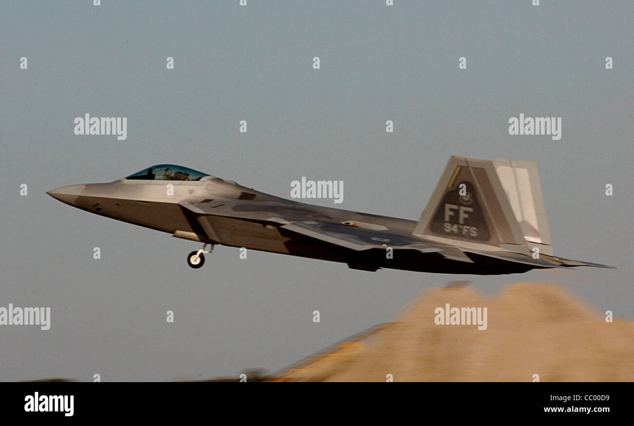 Il Lt. Colon. Dirk Smith prende il volo in un F-22 Raptor 3 febbraio presso la base dell'aeronautica di Langley in Virginia. Il 94th Fighter Squadron sta schierando per la bandiera rossa all'AFB di Nellis, La bandiera rossa di Never è un'esercitazione di addestramento del combattimento aereo progettata per testare la capacità dei piloti e degli equipaggi di supporto aereo di rispondere affettivamente agli scenari di combattimento reali. Questa è la prima implementazione di Red Flag per la 94esima FS con F-22s. Il colonnello Smith è il 94a comandante FS. Foto Stock