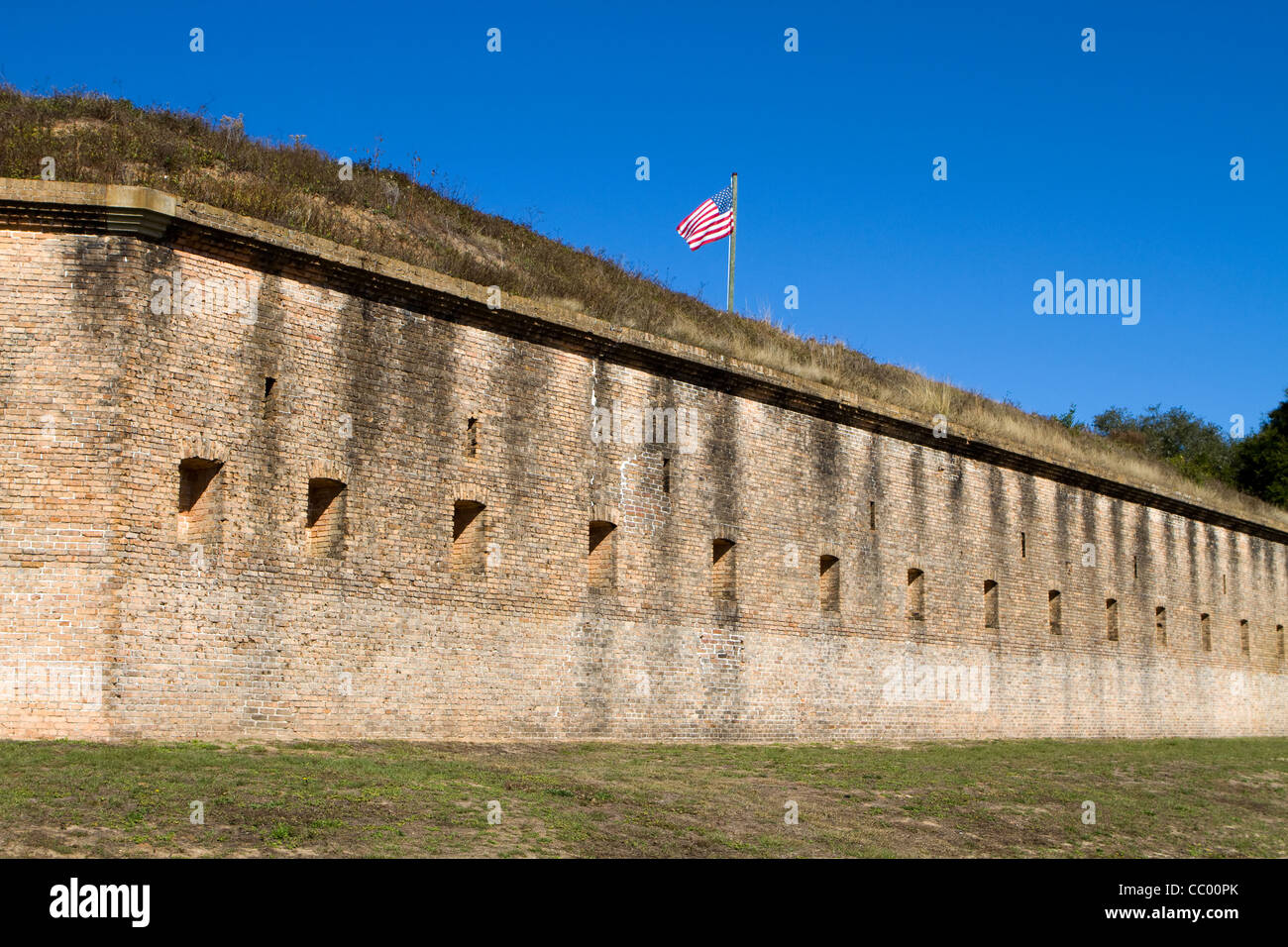 Stati Uniti Bandiera sulla sommità dei bastioni di Fort Barrancas in Pensacola Naval Air Station, Florida. Foto Stock