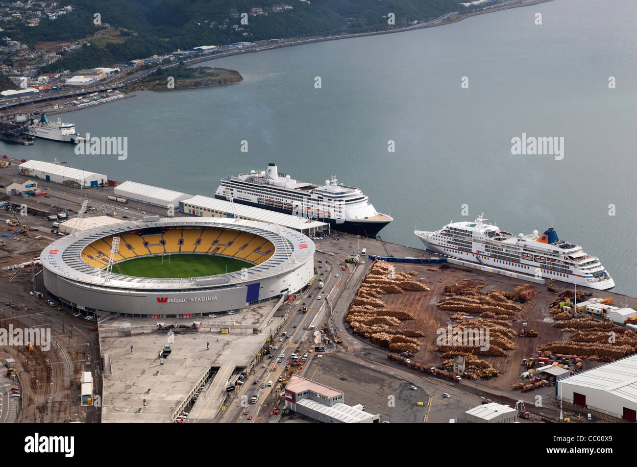 Navi da crociera, Volendam e Europa inserito accanto al sport Westpac Stadium di Wellington, Nuova Zelanda. Foto Stock