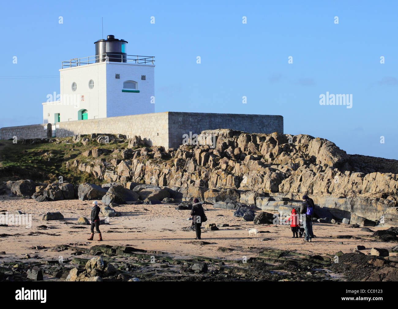 Una giovane famiglia visita Stag Rock Lighthouse vicino a Bamburgh Foto Stock
