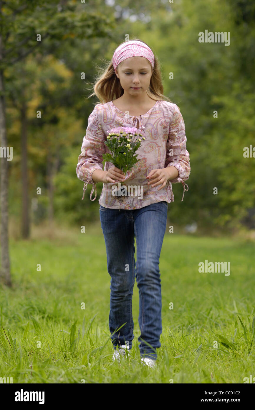 Ragazza giovane ottenere PRONTO PER TALEE DA FIORI Foto Stock