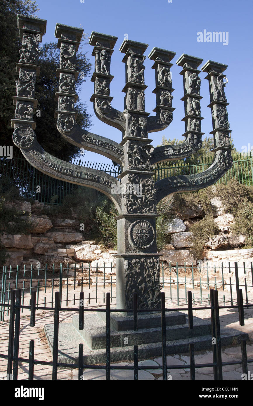 Il menorah in bronzo della Knesset (parlamento israeliano) dato a Israele DAL PARLAMENTO BRITIS nel 1956, Gerusalemme, Israele Foto Stock