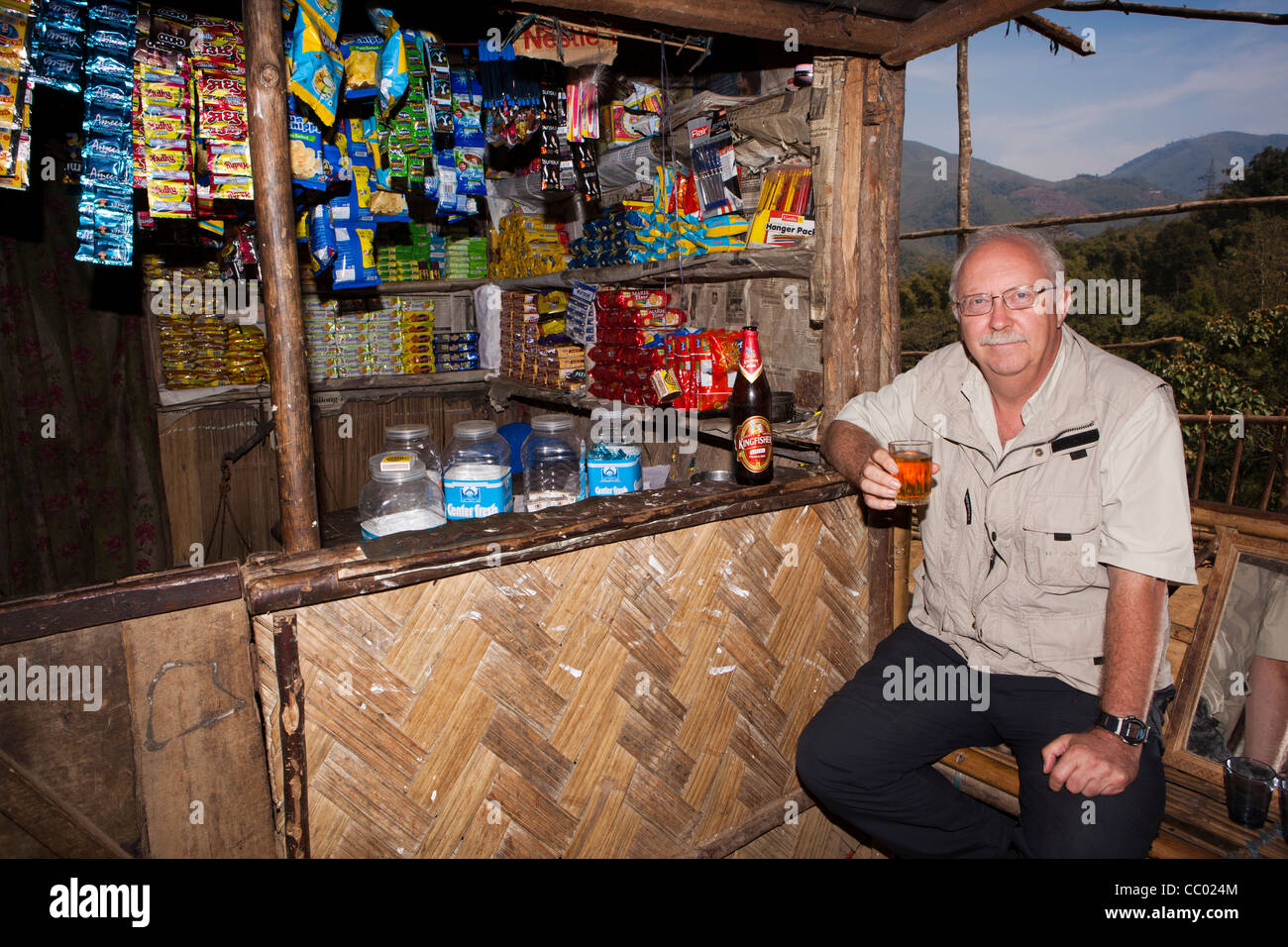 India, Arunachal Pradesh, Daporijo, Upper Subansiri, turistico di bere birra in piccola strada bere in stallo Foto Stock
