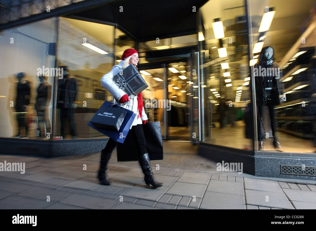 Giovane donna shopping in Union Street in Aberdeen City Centre, Scotland, Regno Unito Foto Stock