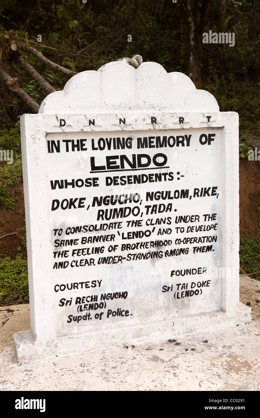 India, Arunachal Pradesh, Daporijo, Doke, politica, strada memorial a Lendo, che hanno consolidato il clan Foto Stock