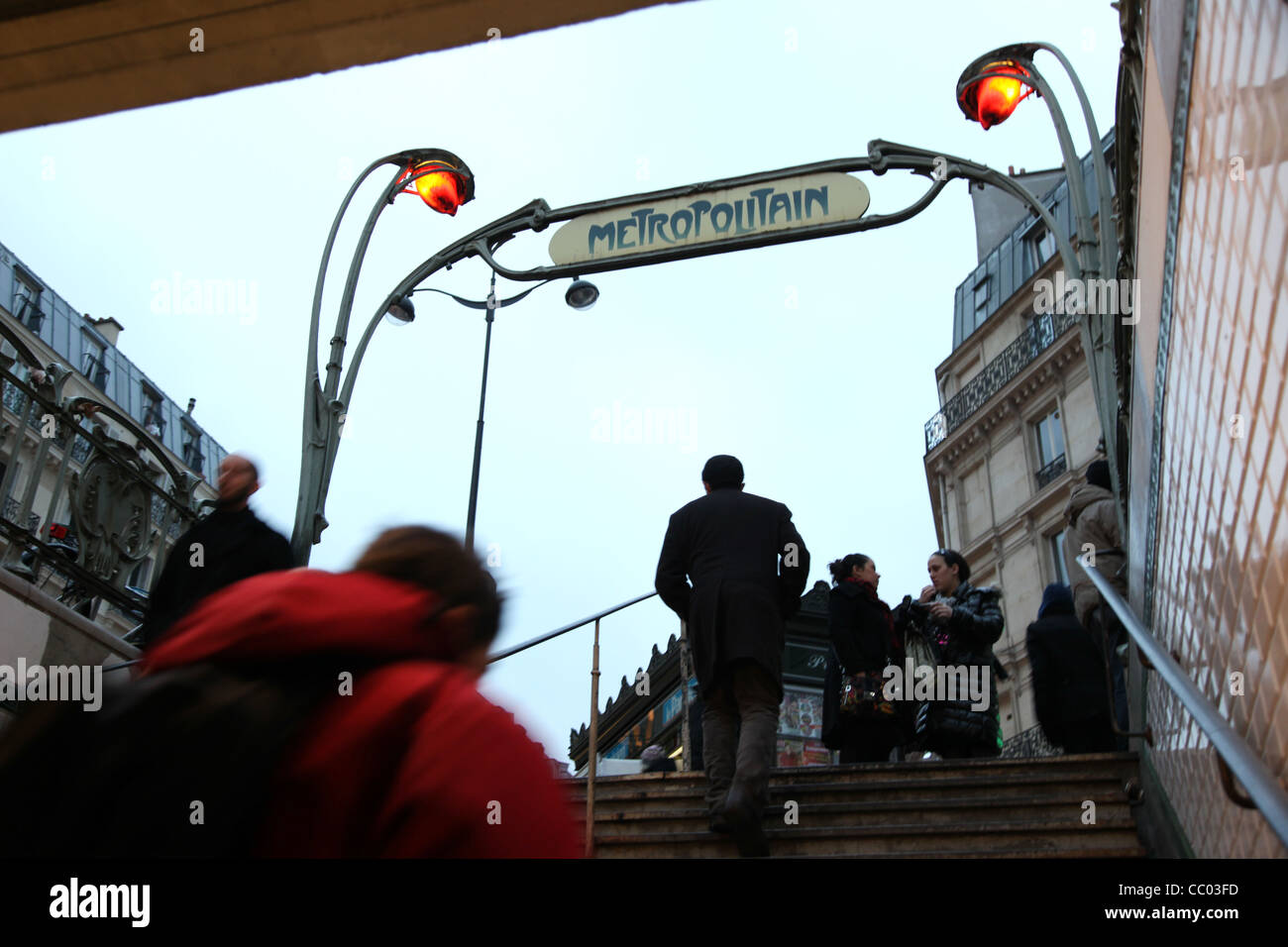 Persone entrare e uscire dalla metropolitana di Parigi la metropolitana su una giornata invernale al tramonto Foto Stock