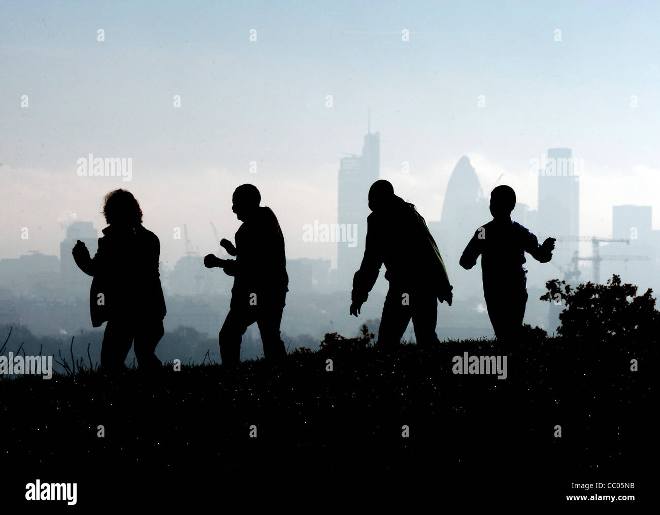 Una rara e una fitta nebbia scende su Londra persone andare su business su Hamstead Heath Foto Stock