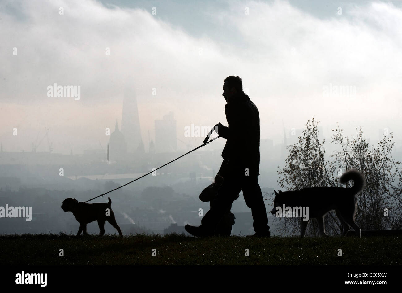 Una rara e una fitta nebbia scende su Londra persone andare su business su Hamstead Heath Foto Stock
