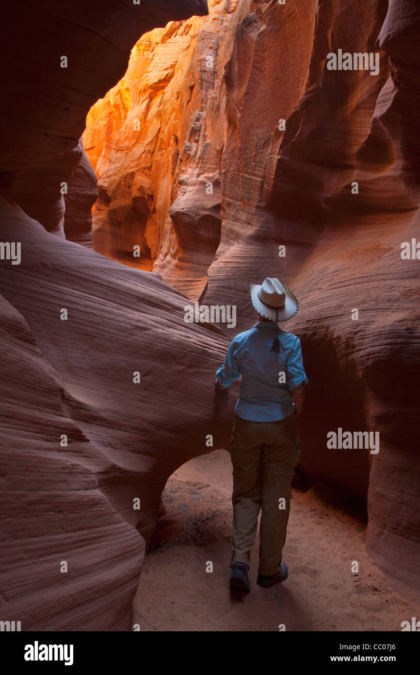 Jacque Miniuk passeggiate attraverso canyon segreto vicino a pagina, Arizona Foto Stock