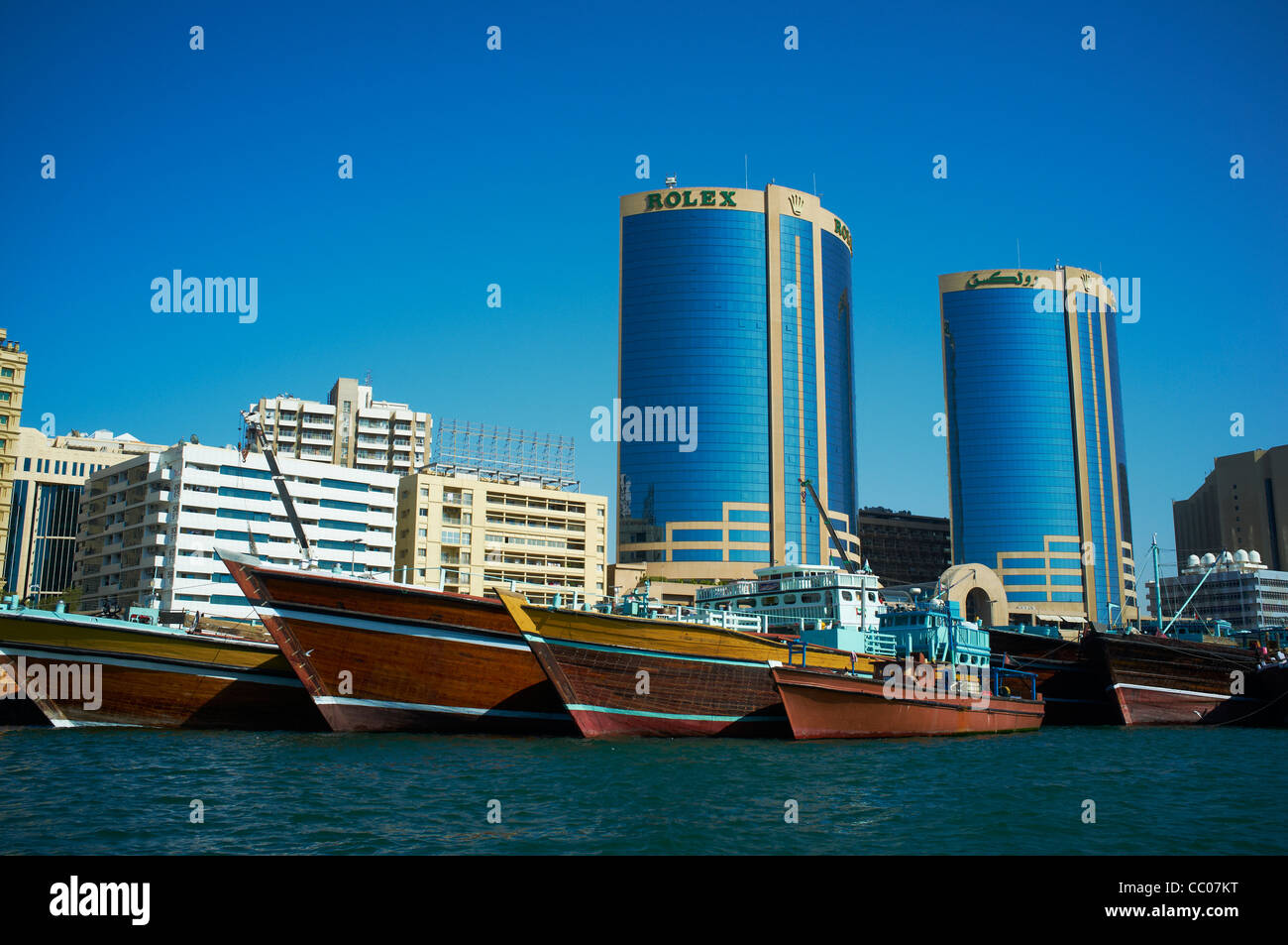 Il Deira Twin Towers lungo il litorale della creek Quartiere Deira Dubai EMIRATI ARABI UNITI Foto Stock