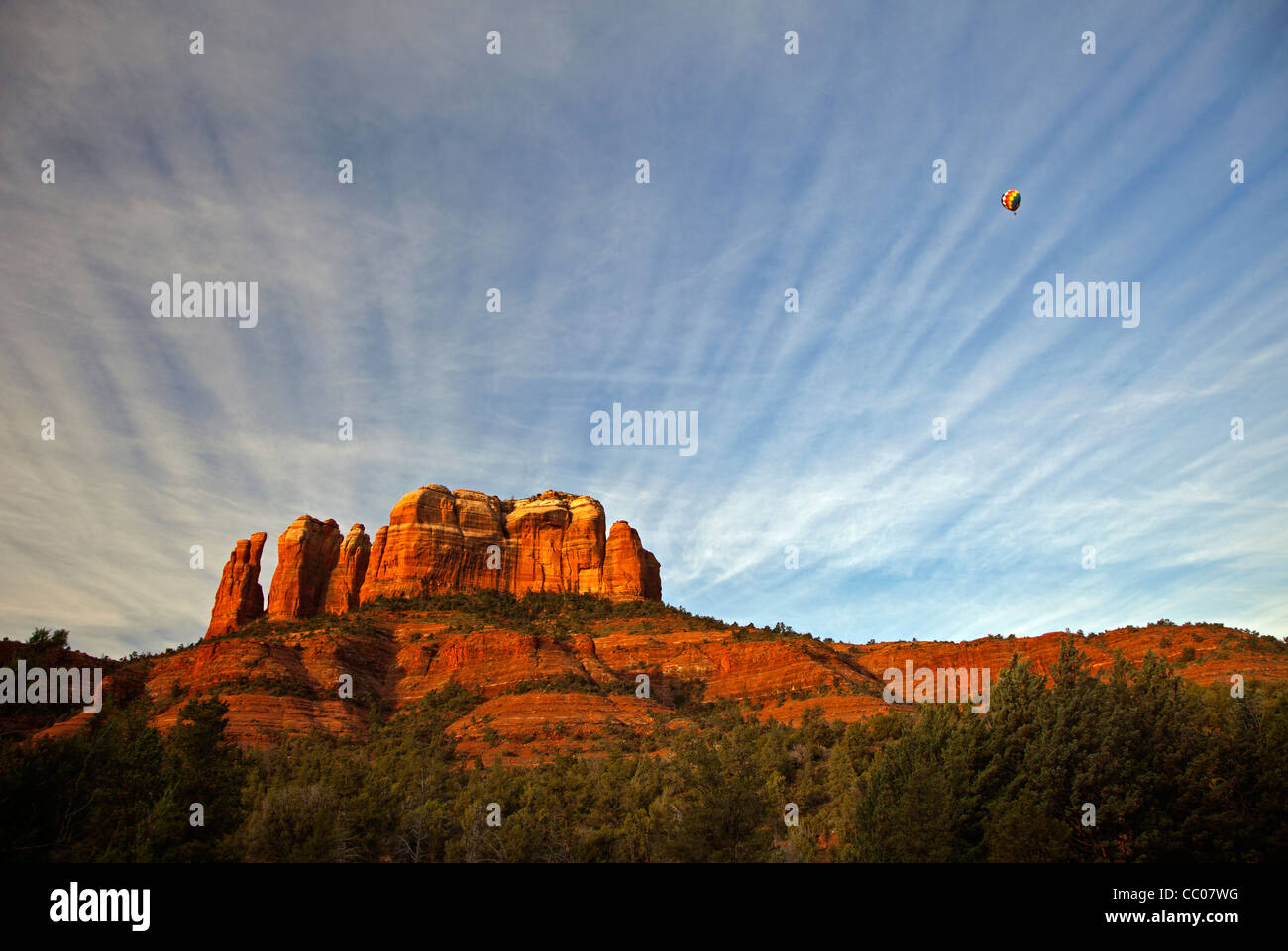 Mongolfiera vola sopra Cattedrale Rock vicino a Sedona, in Arizona, Stati Uniti d'America Foto Stock