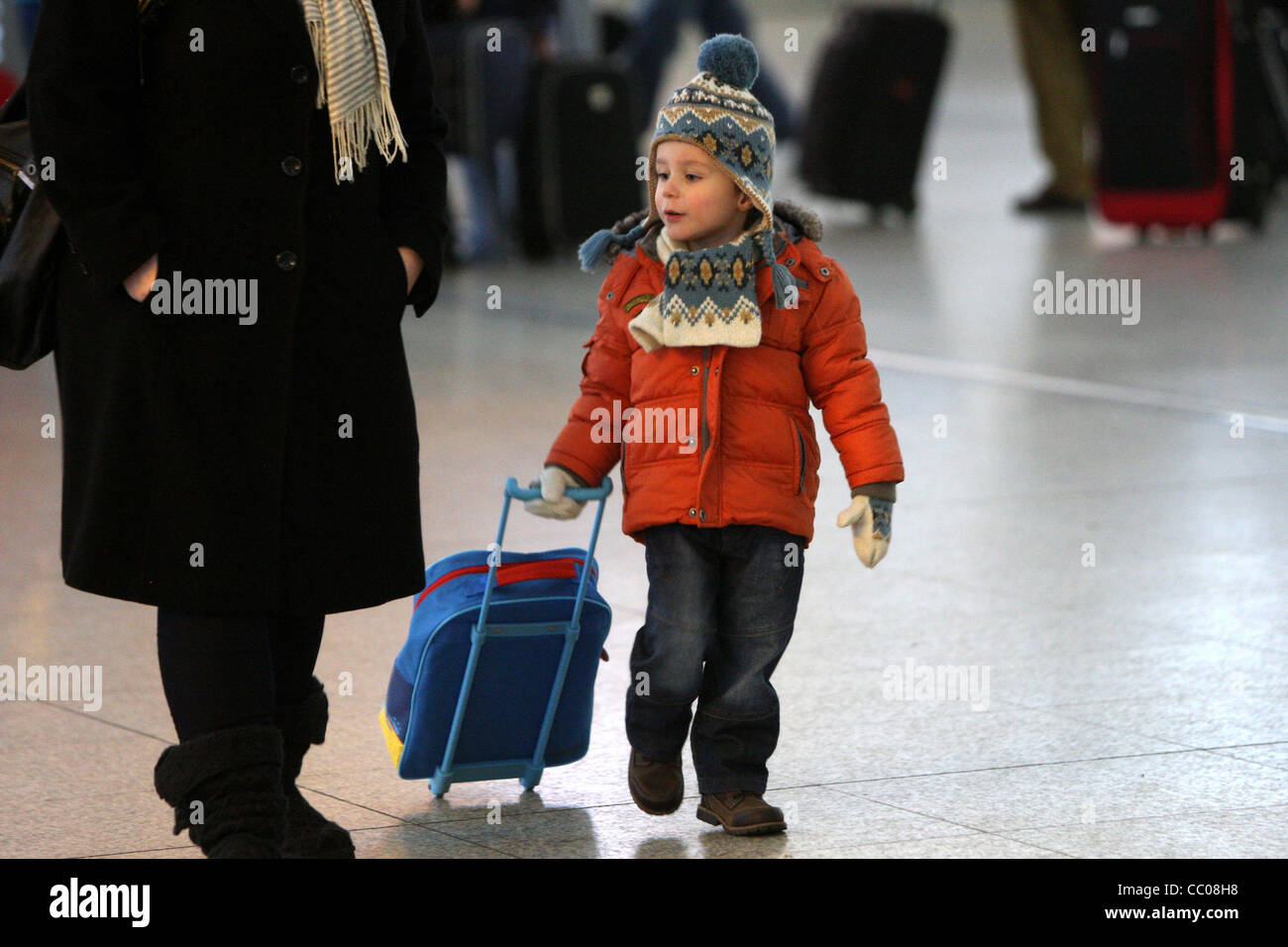 I passeggeri del trasporto aereo IN CODA ALL'AEROPORTO DI STANSTED Foto Stock