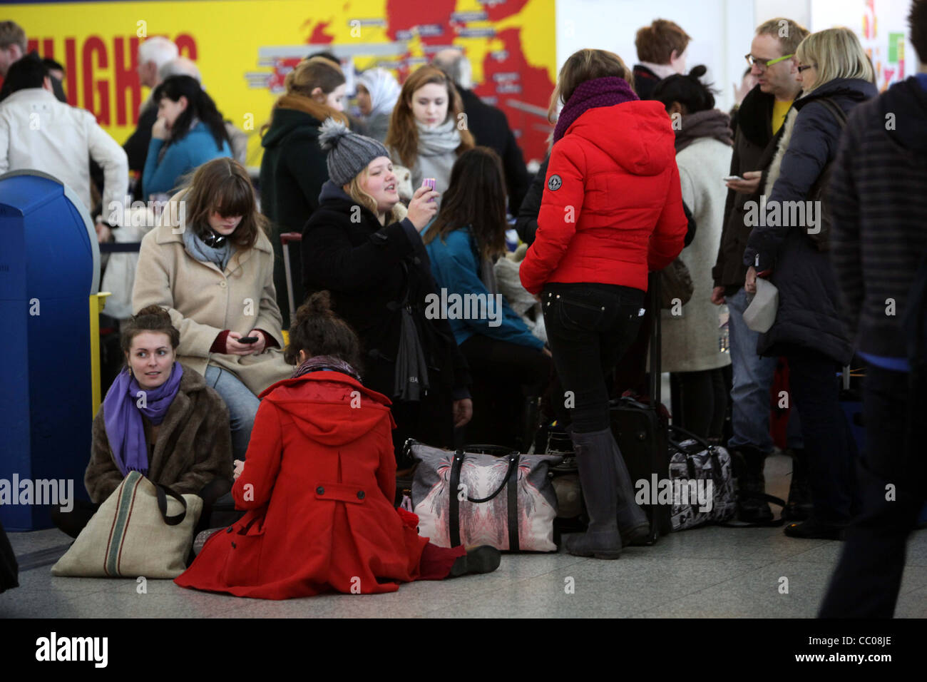 I passeggeri del trasporto aereo IN CODA ALL'AEROPORTO DI STANSTED Foto Stock