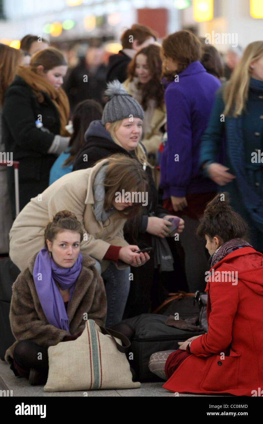 I passeggeri del trasporto aereo IN CODA ALL'AEROPORTO DI STANSTED Foto Stock
