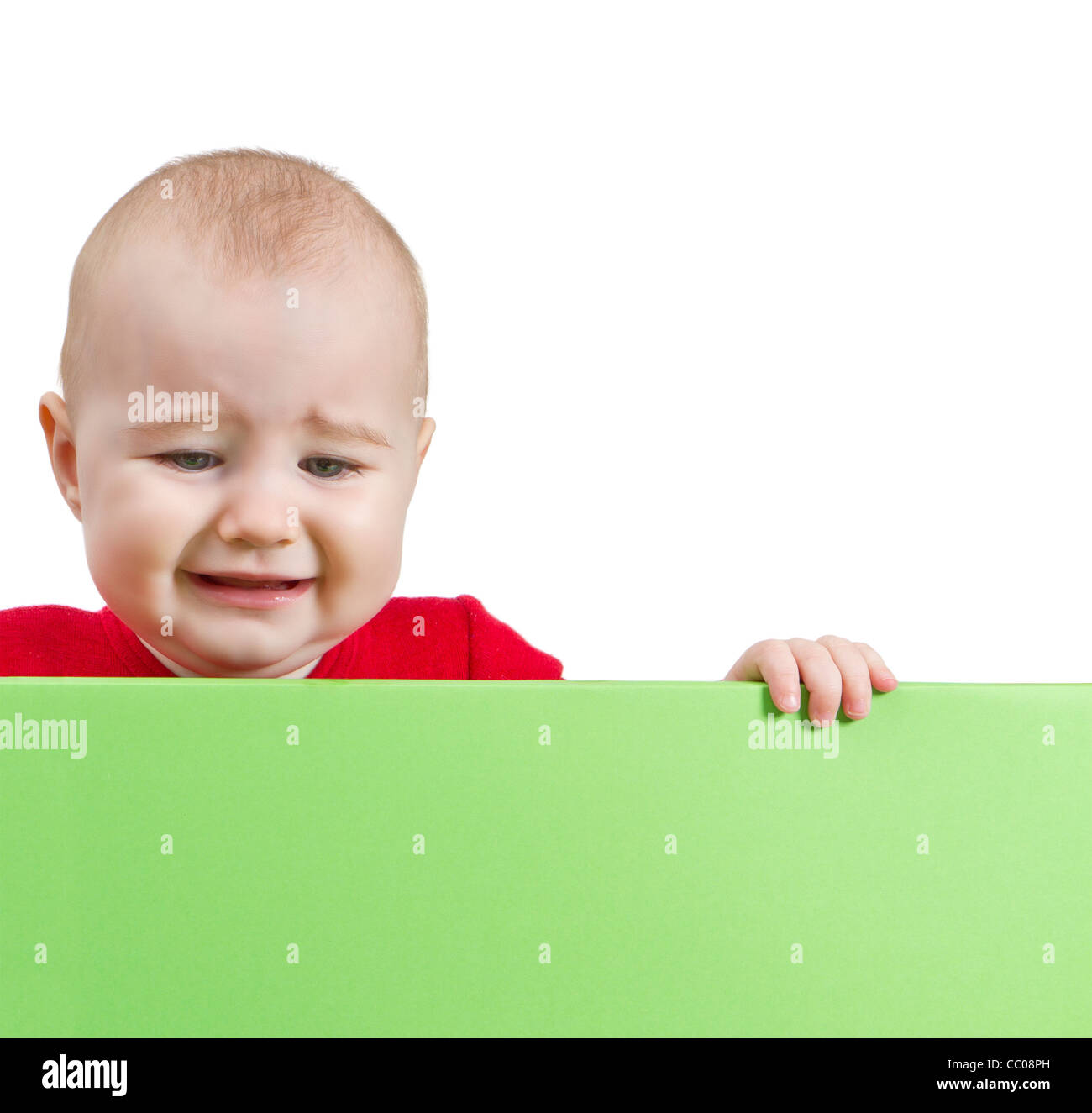 Triste bambino mantenendo la protezione. isolare su sfondo bianco Foto Stock