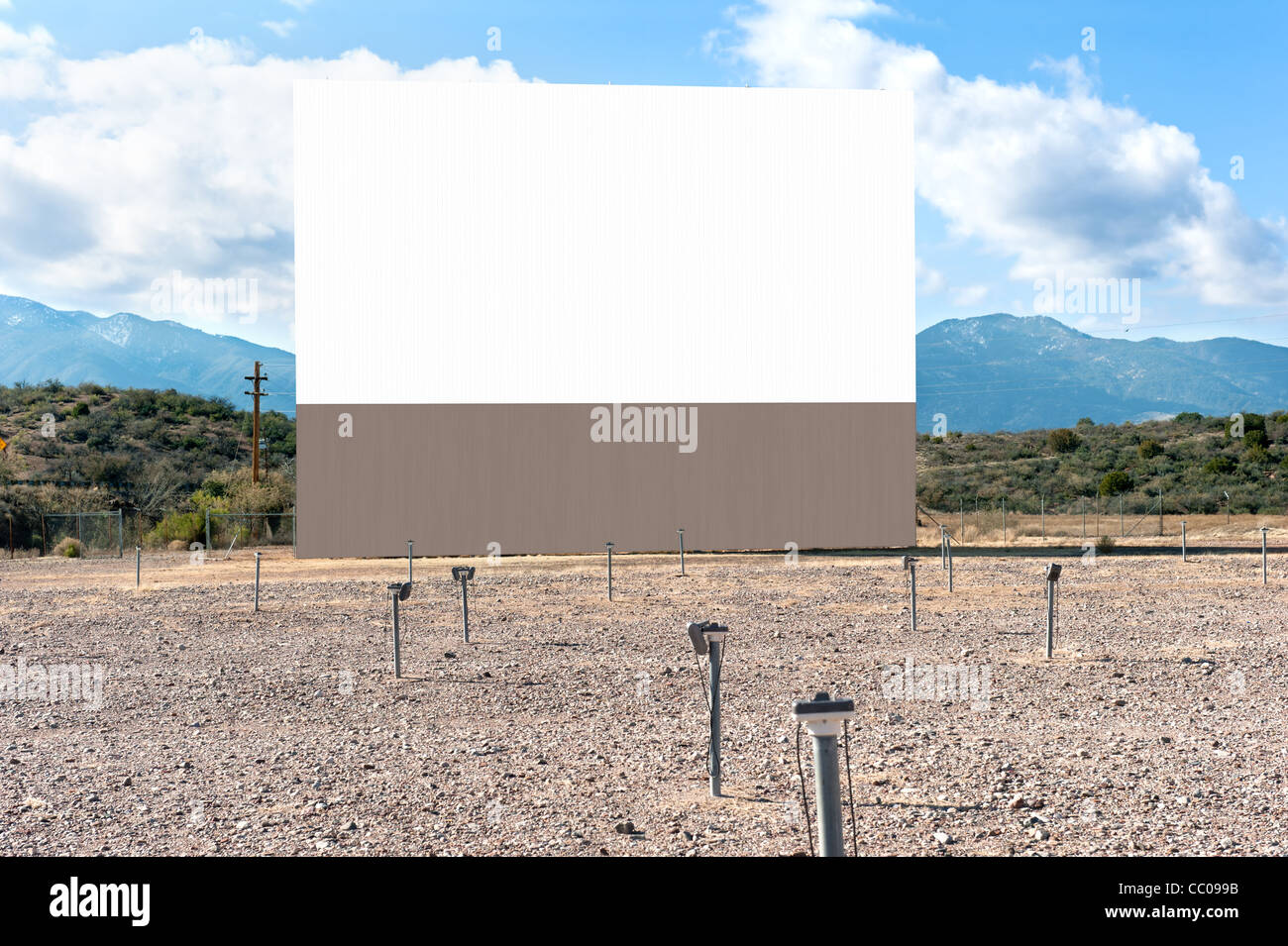 Un vecchio e unità funzionali in teatro con vuoto sullo schermo di proiezione in una impostazione di dessert e finestra altoparlanti sui montanti per l'audio. Foto Stock