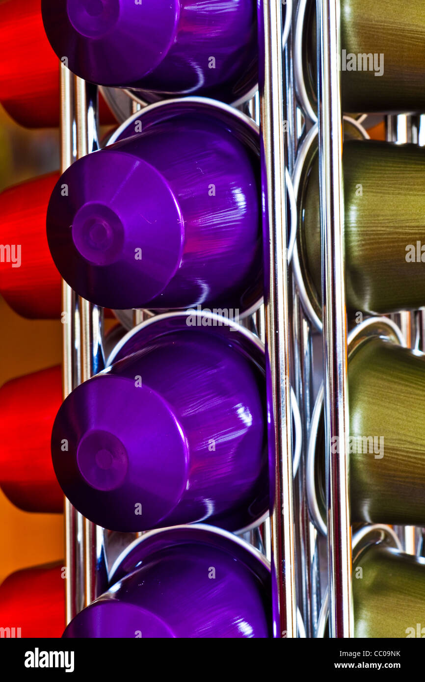 Le capsule di caffè memorizzati in un facile da usare rack Foto Stock