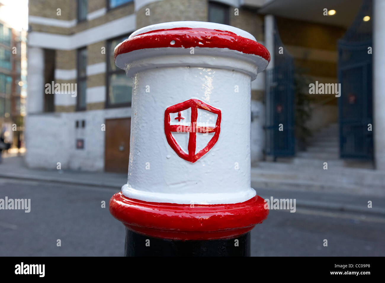 Dipinta di fresco city of London street bollard England Regno Unito Regno Unito Foto Stock