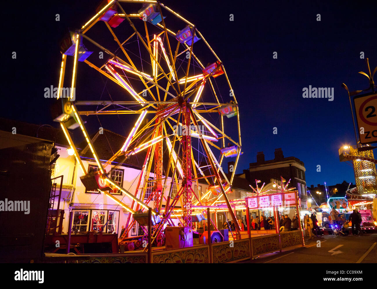 Parco di divertimenti di notte in Bury St Edmunds, Suffolk REGNO UNITO Foto Stock
