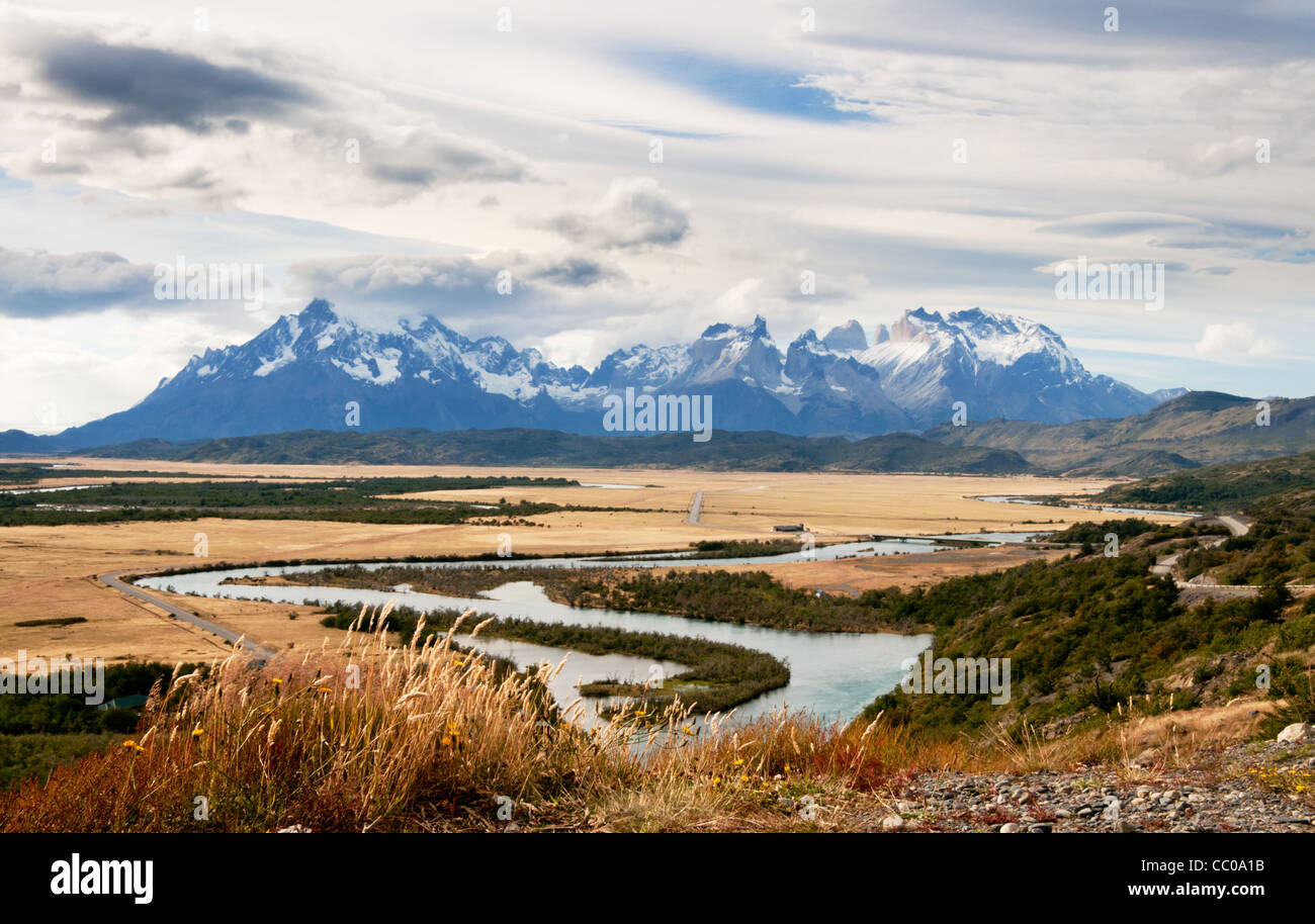 Vista del massiccio del Paine, guardando oltre il Fiume Serrano, Magallanes, Cile, Patagonia, Foto Stock