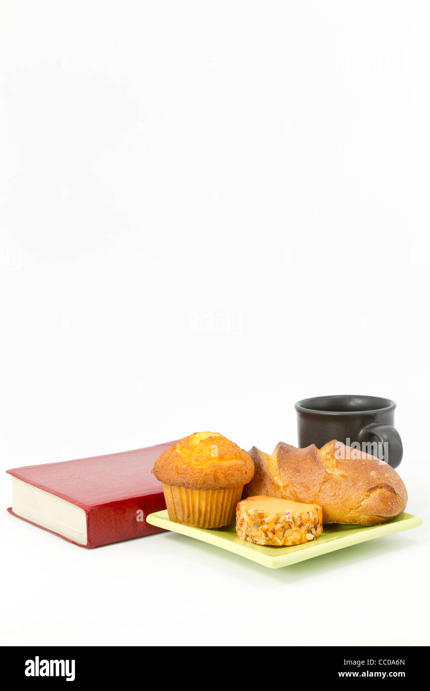 Muffin, pane, formaggi, caffè e prenota ancora in vita; snack tempo. Foto Stock