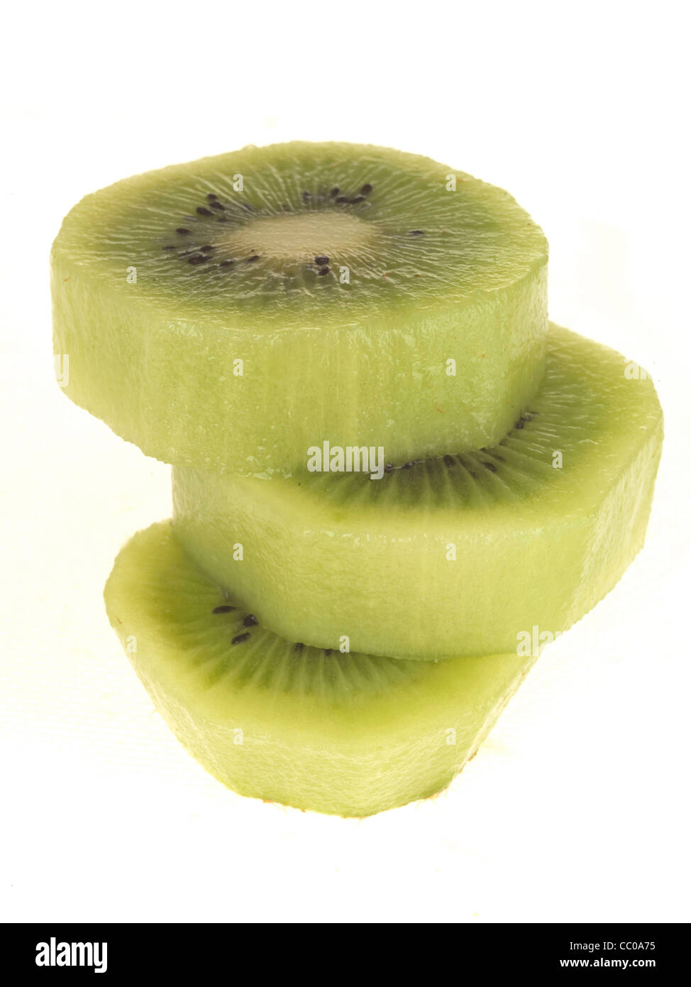 Sani e freschi maturi succosa Tropical Kiwi contro uno sfondo bianco con nessun popolo e un tracciato di ritaglio Foto Stock