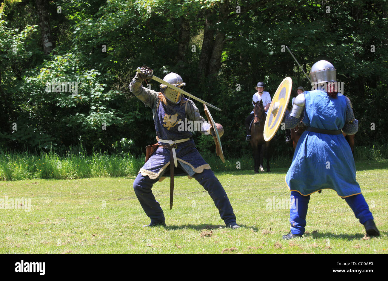 Due cavalieri battaglia con spade e scudi in questo Australian rievocazione di vita medievale in Inghilterra. Foto Stock