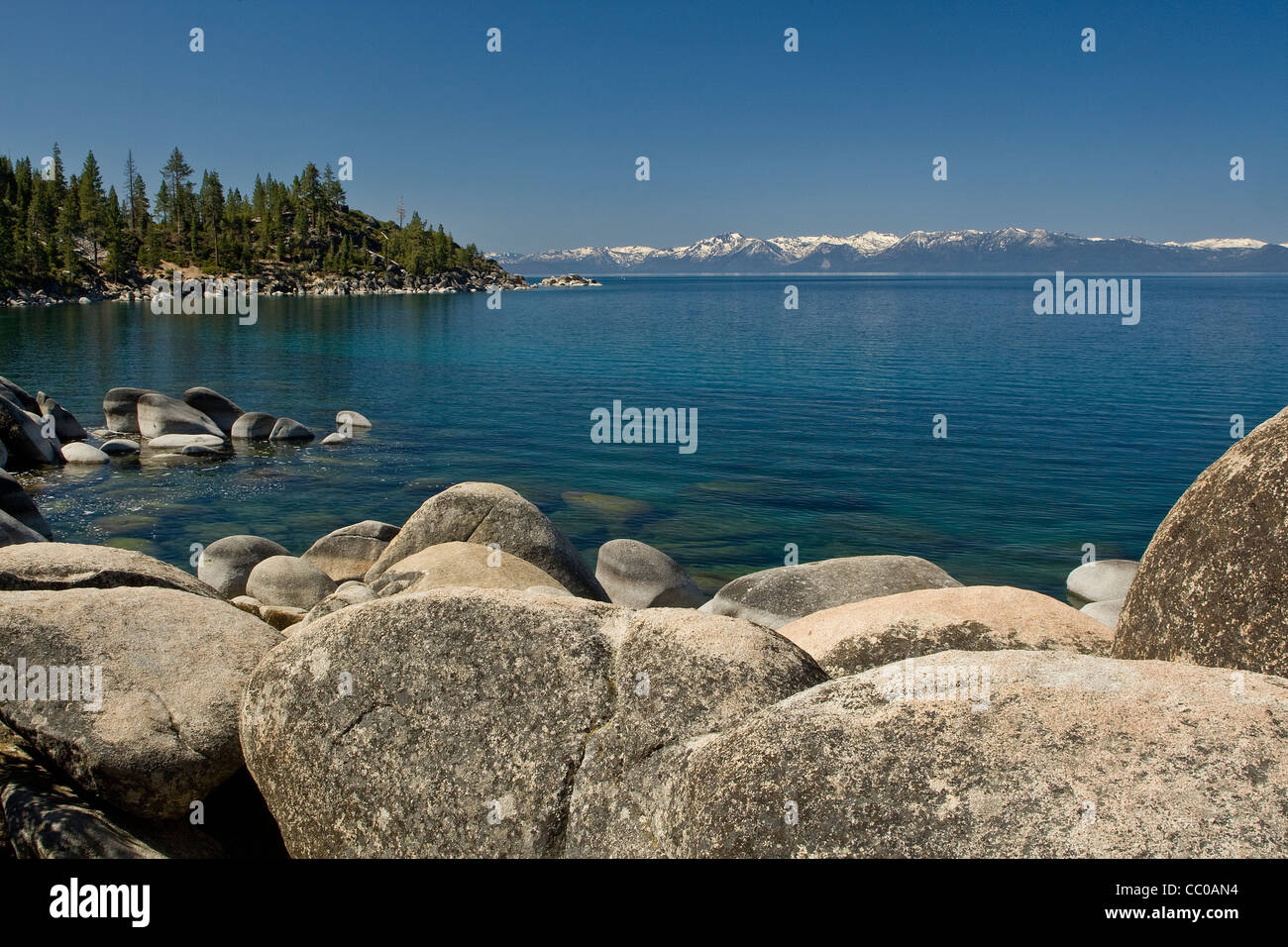 Spiaggia rocciosa lungo il lago Tahoe. Foto Stock