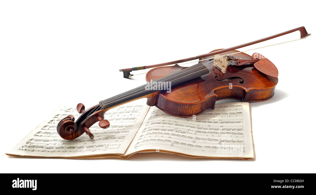 Bellissimo il violino e la musica del foglio isolato su uno sfondo bianco Foto Stock