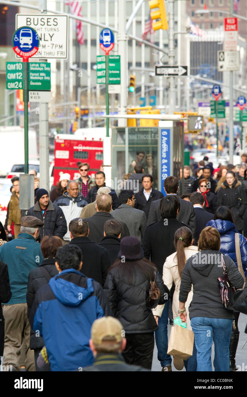 New York City scena una folla di persone a piedi verso il basso un affollato marciapiede. Foto Stock