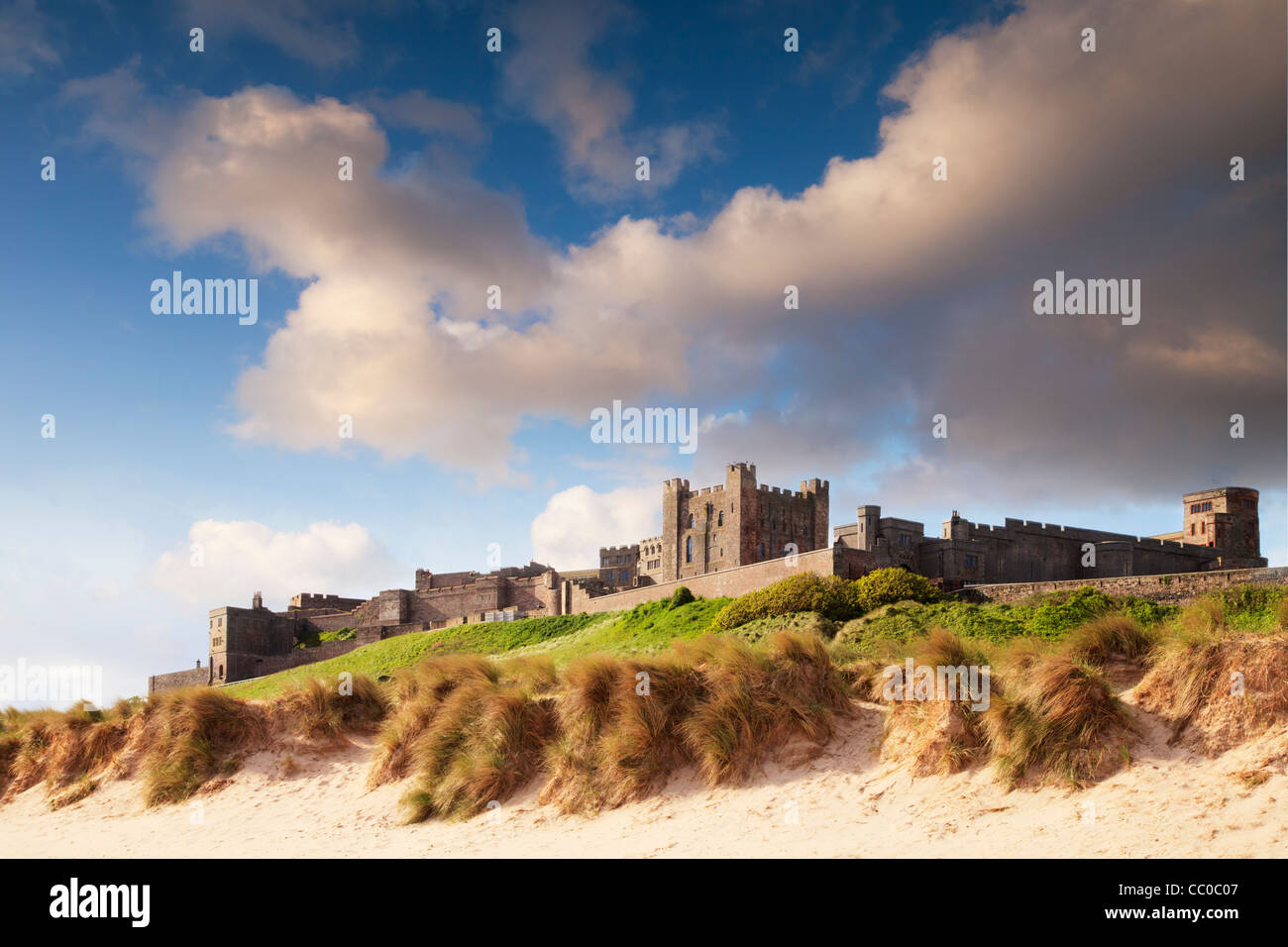 Il castello di Bamburgh, sulla costa di Northumberland, Inghilterra. Foto Stock