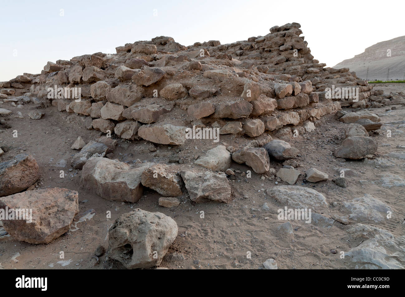 Vista della Piramide Sinki, un piccolo passo piramide nei pressi del villaggio di Naga el Khalifa a sud di Abydos, Medio Egitto Foto Stock