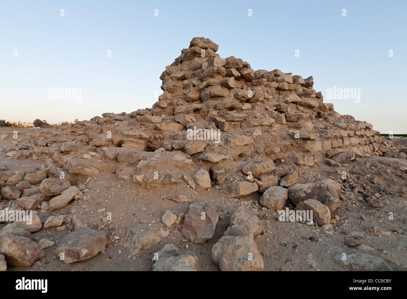 Vista della Piramide Sinki, un piccolo passo piramide nei pressi del villaggio di Naga el Khalifa a sud di Abydos, Medio Egitto Foto Stock