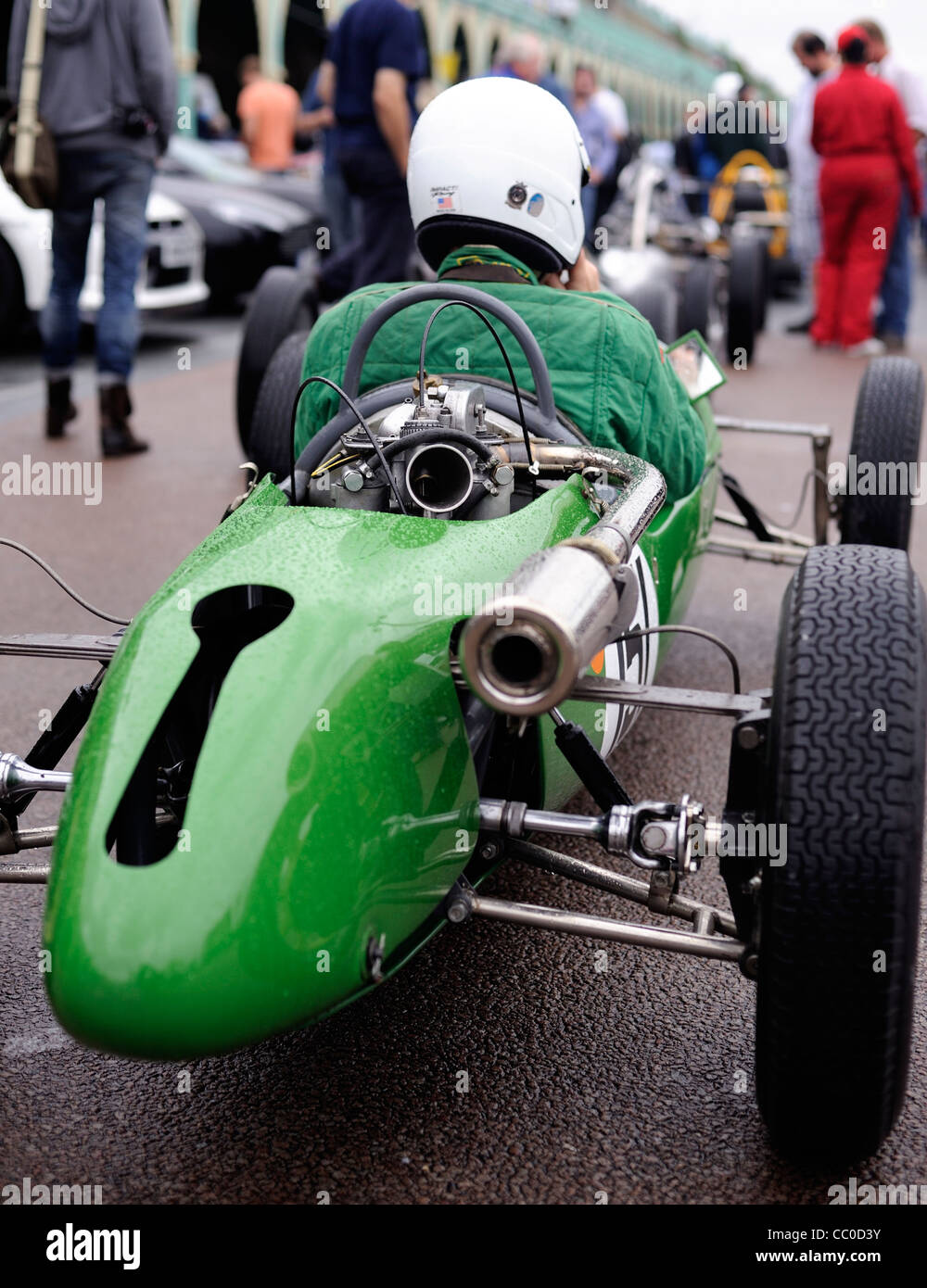 Classico verde auto racing in attesa di inizio gara Foto Stock