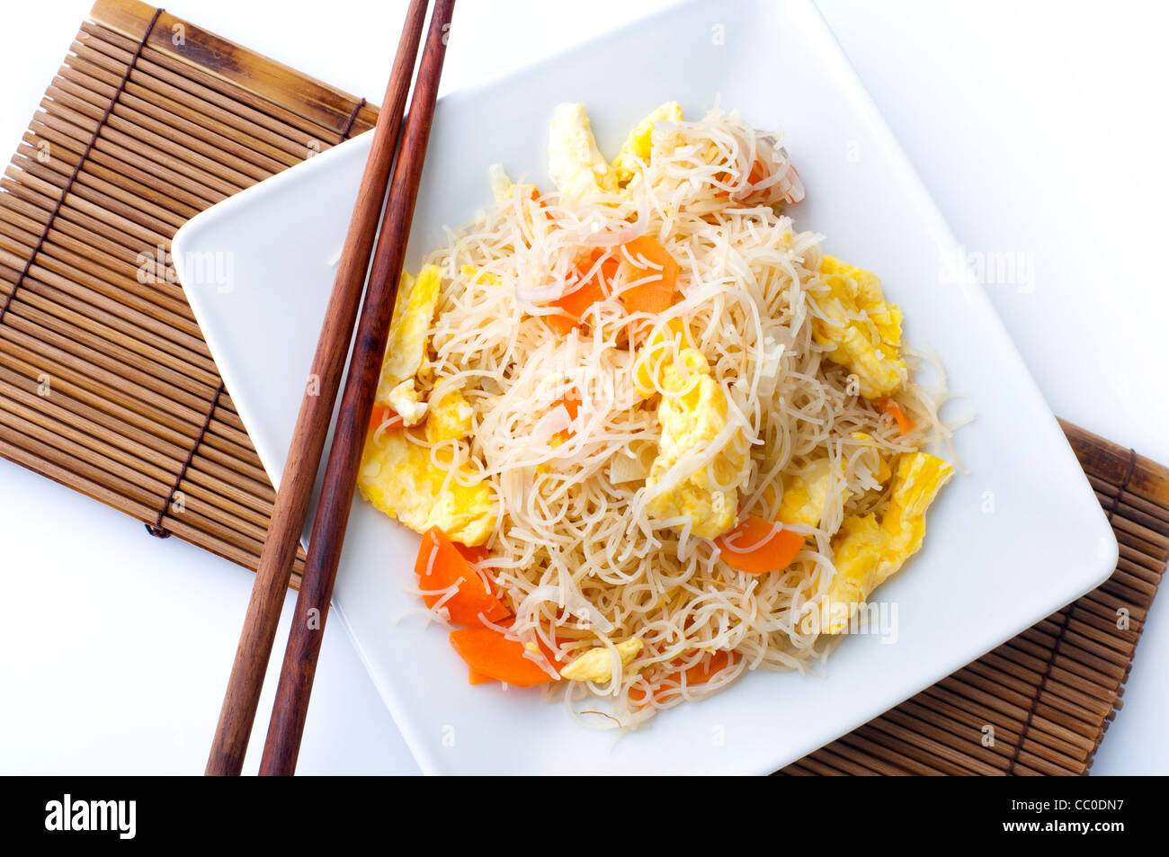 Asian fried rice vermicelli con le uova e la carota. Servire con bacchette. Foto Stock