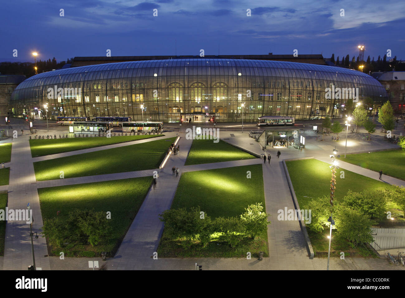 Grande parete di vetro che coprono tutta la facciata della stazione ferroviaria e dell'ESPLANADE, Strasburgo, BAS-RHIN (67), Francia Foto Stock