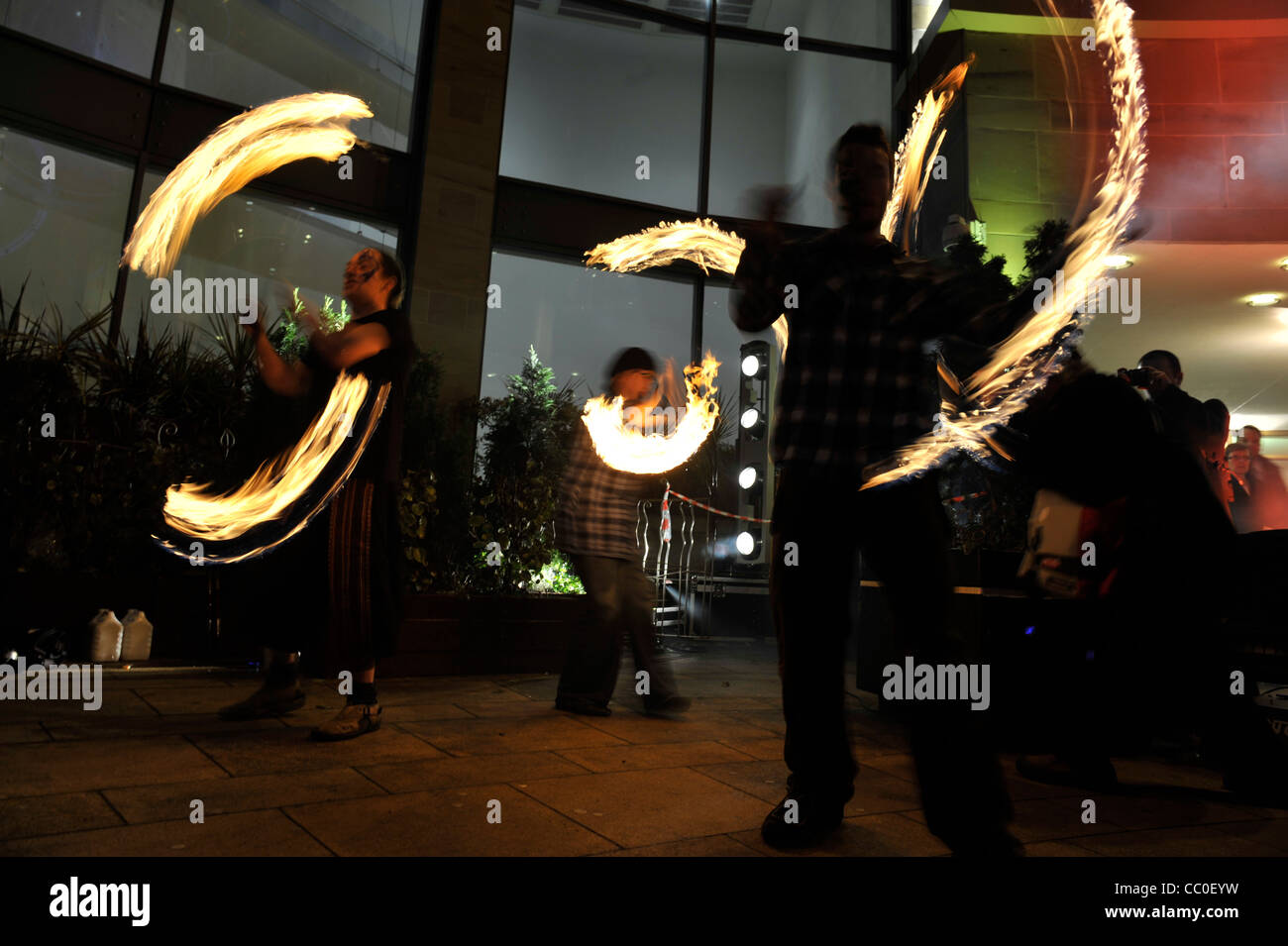 Firedancers celebrare l'inizio del Celtic Connections al di fuori di Glasgow Royal Concert Hall Foto Stock